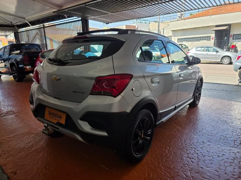 GM - Chevrolet - ONIX HATCH ACTIV 1.4 8V Flex 5p Mec.  Gasolina