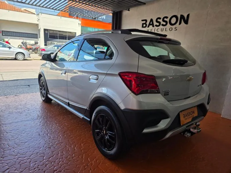 GM - Chevrolet - ONIX HATCH ACTIV 1.4 8V Flex 5p Mec.  Gasolina