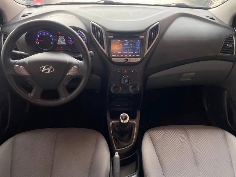 Hyundai - HB20S 1.6 M COMF - IPVA 26 GRATIS
